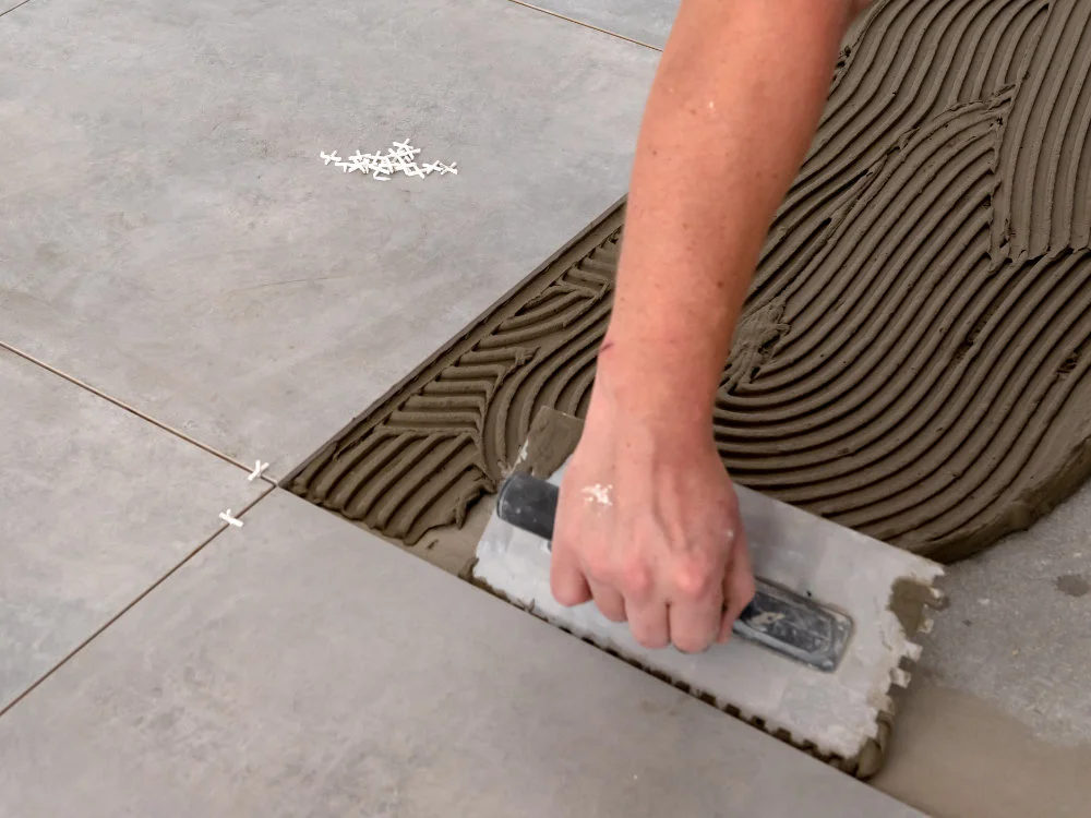 Fliesen verlegen im Missionsforum Lonsingen