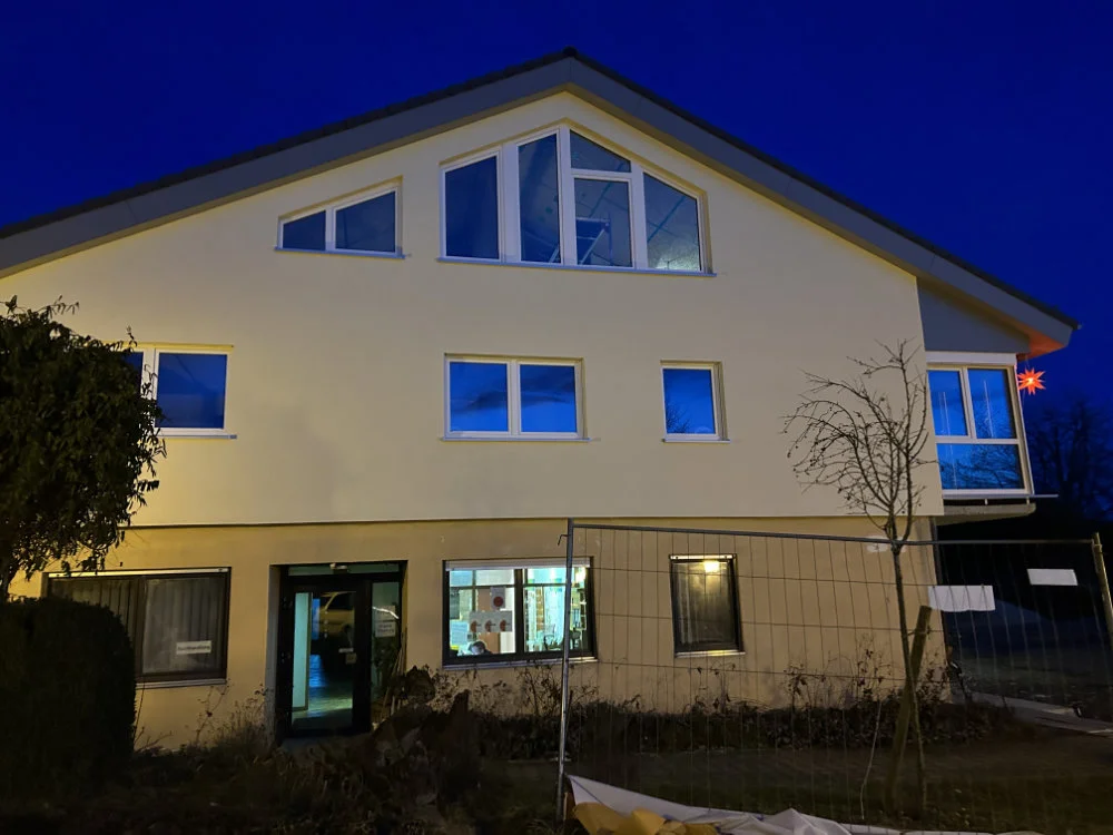 Fassade im Missionsforum Lonsingen verputzen und streichen